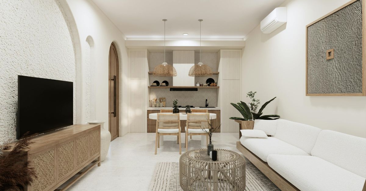 sala com decoração funcional, tv, sofa branco, rack e cadeiras amadeirados, plantas e tapete em cor neutra