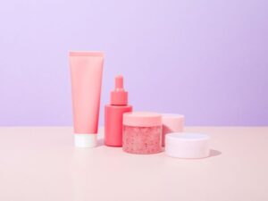 produtos em frascos de tom rosa em cima de uma mesa para pele ressecada 