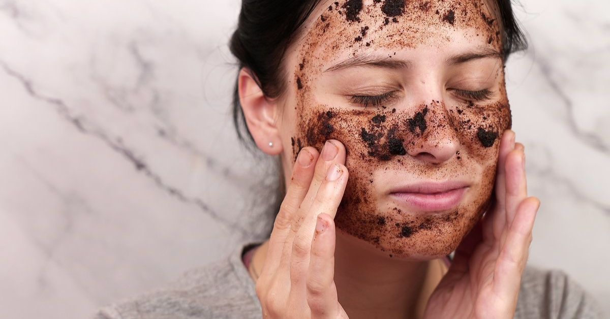 Mulher passando no rosto esfoliantes naturais e caseiros