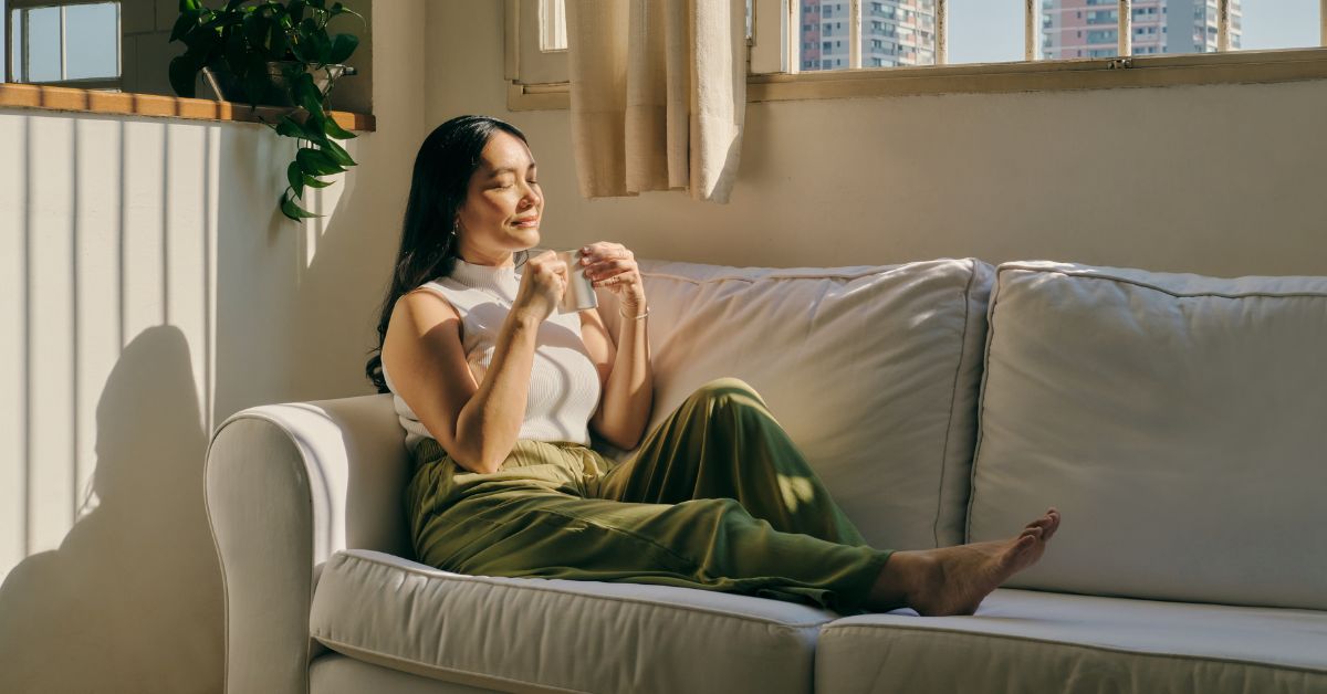 Uma mulher praticando Mindfulness e meditação