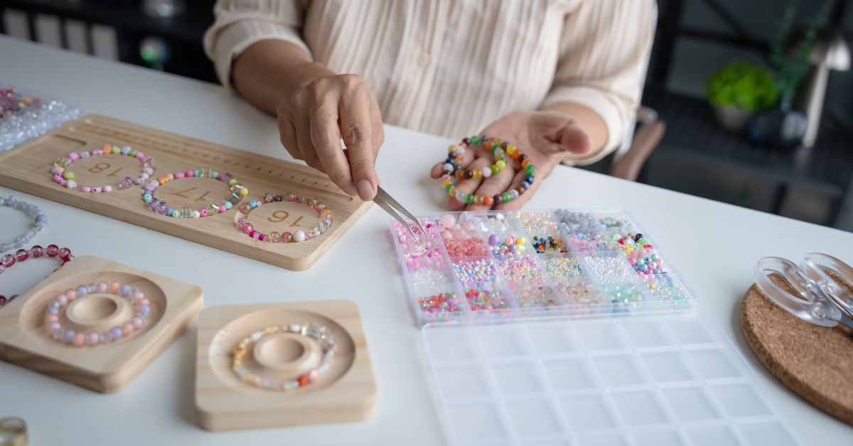 Mulher com miçangas na mão, praticando e um hobby para monetizar