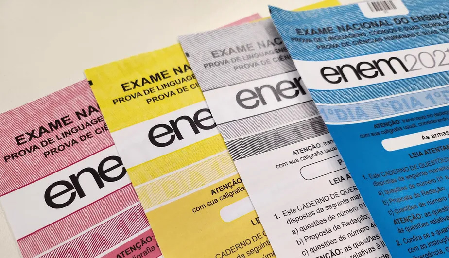 Cadernos mostrando a redação do Enem